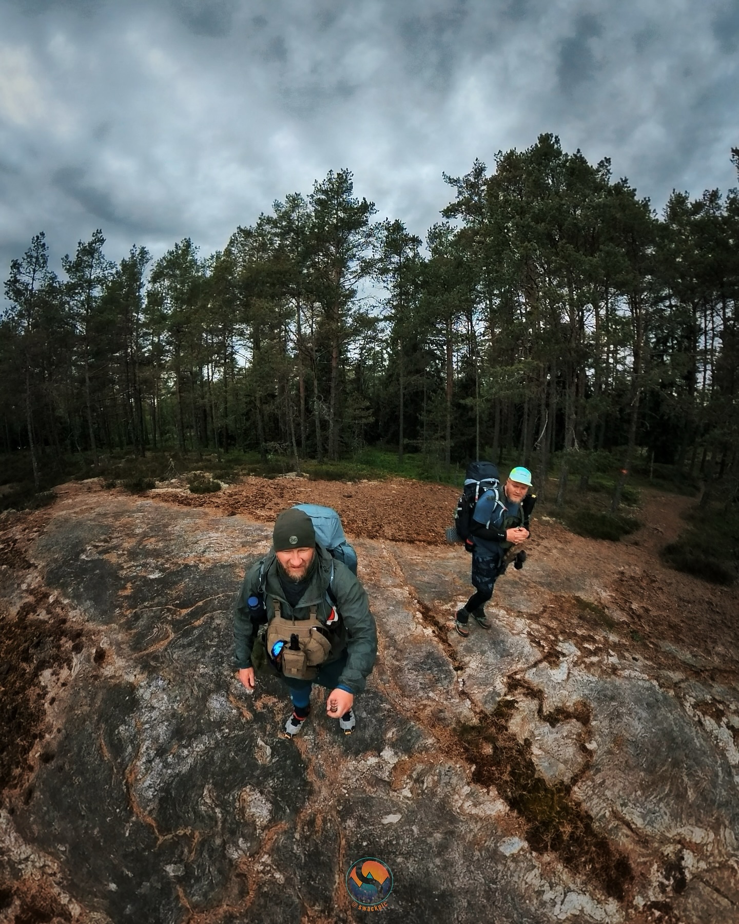 Zum Wochenende mit Aussicht.
.
Erlebt auf dem Bohusleden. Life is Beautiful 💚
.
.
Unbez. Werbung 
#bohusleden #hike #wandern #wanderplanung #hikingexperience #sweden #outdoorclothing #outdoor #draußen #machen #enjoyyourlife #life #free #woodshelter #vindskydd #outdoorexperience #insta360x3 #buddiesontour #fernwanderweg #thatview #swedennature #mountain #hikeexperience