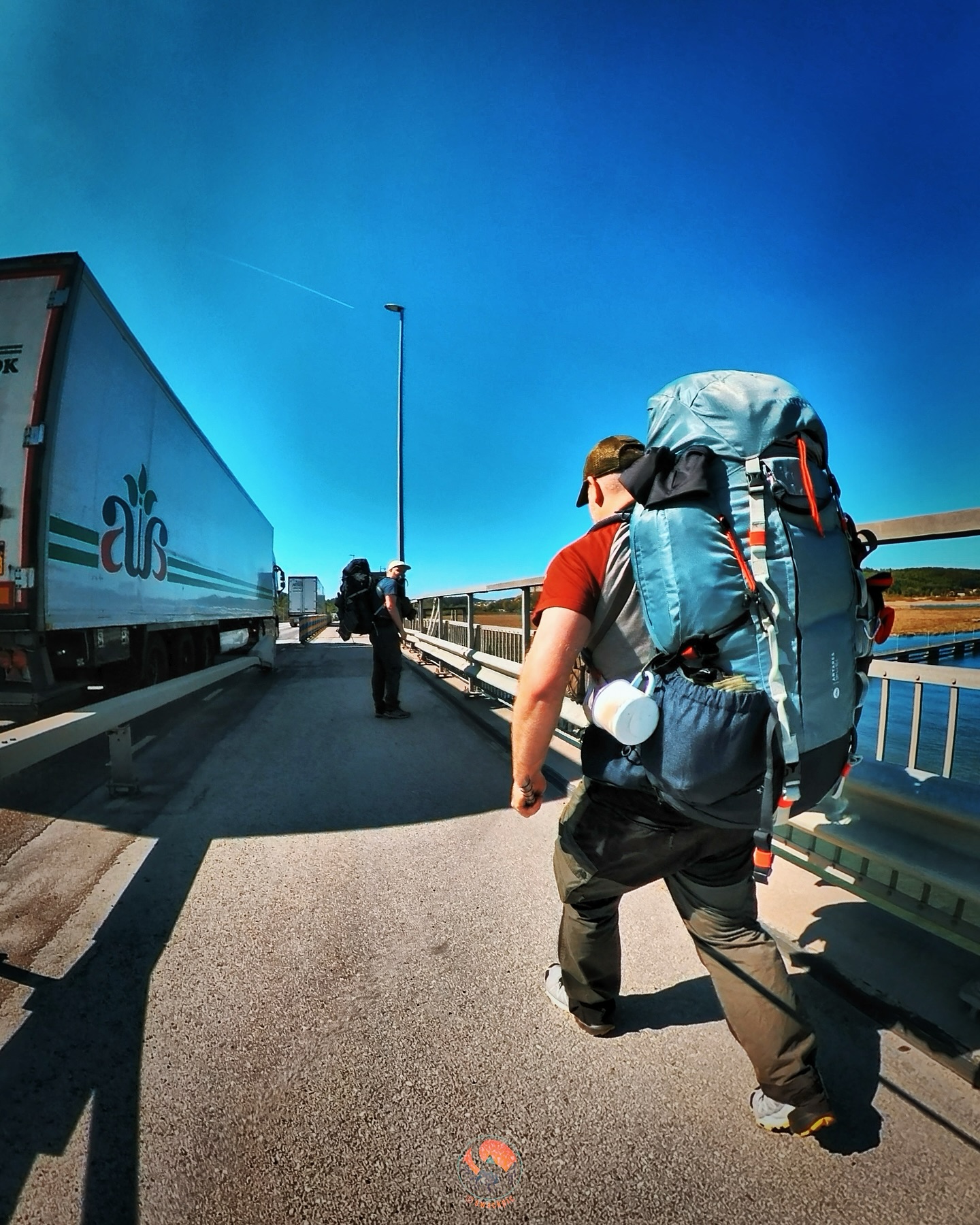 Ankunft in 🇸🇪 unser Einstieg direkt bei Bohus auf den Bohusleden müsste der Start der 7 Etp. gewesen sein. Wir haben absichtlich die erste Etappen ausgelassen weil wir direkt in die Wildnis wollten. Also 20min Zug gefahren und dort gelandet. Los ging der Trip 💪 
Nice Day 🤜🤛
.
.
.
Unbez. Werbung 
#bohusleden #lifeexperience #myexperience #hiking #fernwanderung #machen #lifeisbeautiful #outdoorexperience #hikingexperience #outdoorclothing #wanderlust #friendship #togetherrockoffroadadventure #greattime #makememories #lifeofadventure #sweden #nature #draußen #outdoorbuddies #diezweidullis #greatexperience #thankful #hike #adventure #adventurebuddies