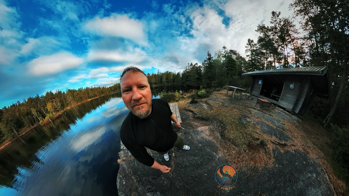 Einer der härteren Tage auf dem Bohusleden. Am Ende noch mal ordentlich durch Sumpfgebiet gelatscht aber die Hütte war ne 11/10 💚🤠😌 und absolut verdient 😇 
.
Unaufhaltsame Woche euch 💪
.
.
.
Unbez. Werbung 
#bohusleden #hike #wandern #wanderplanung #hikingexperience #sweden #outdoorclothing #outdoor #draußen #machen #enjoyyourlife #life #free #woodshelter #vindskydd #outdoorexperience #insta360x3 #buddiesontour #fernwanderweg #thatview #swedennature #mountain #hikeexperience