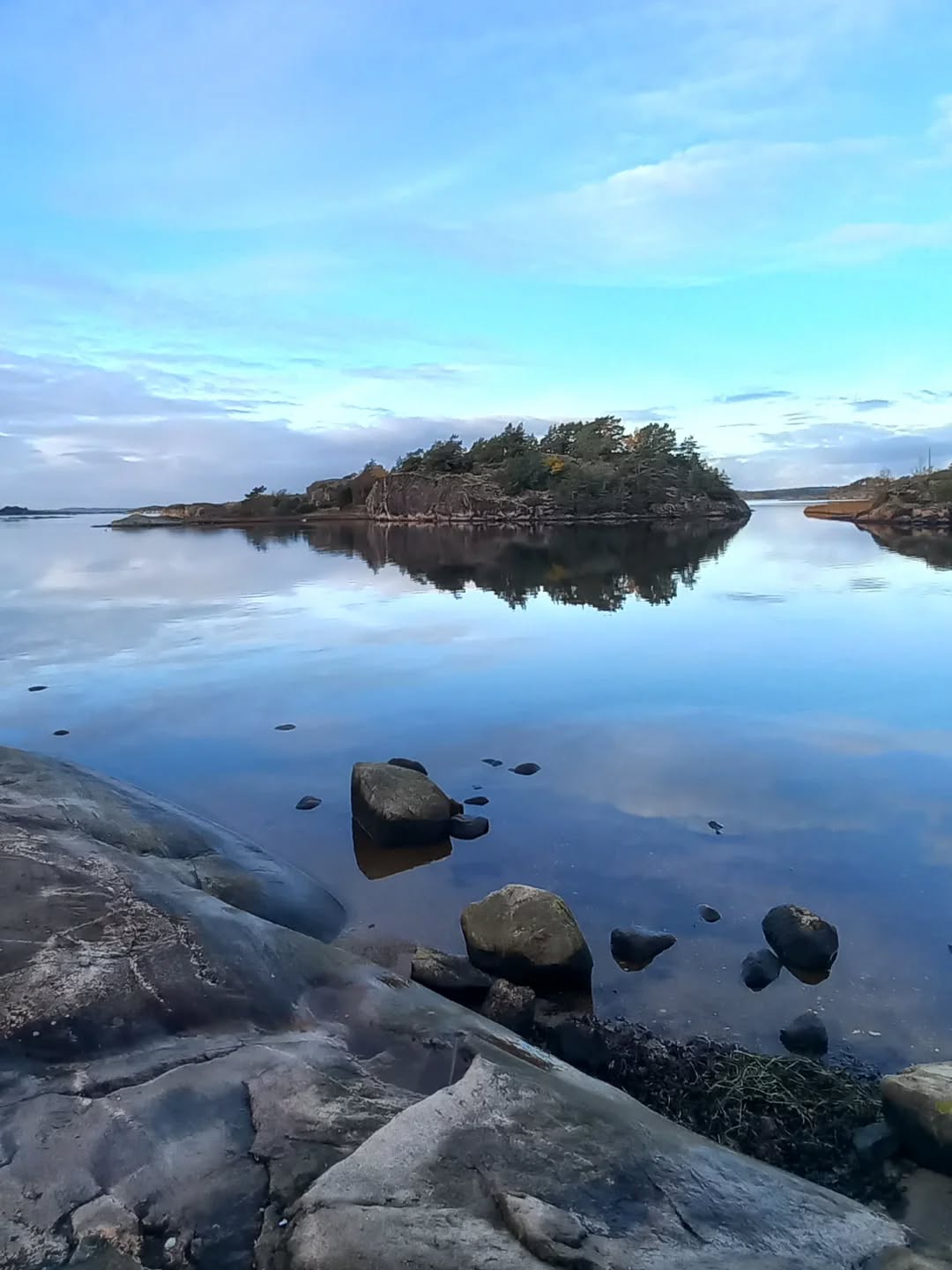 #strömstad #nötholmen total_sweden #ig_week_nature_25 #photography #morningwalk #snapp_oktober25 #oktober #autumnvibes #höstkänsla #westswedentrails #bohuslän #västkusten #westsweden #bohusbilder #reflection #sweden