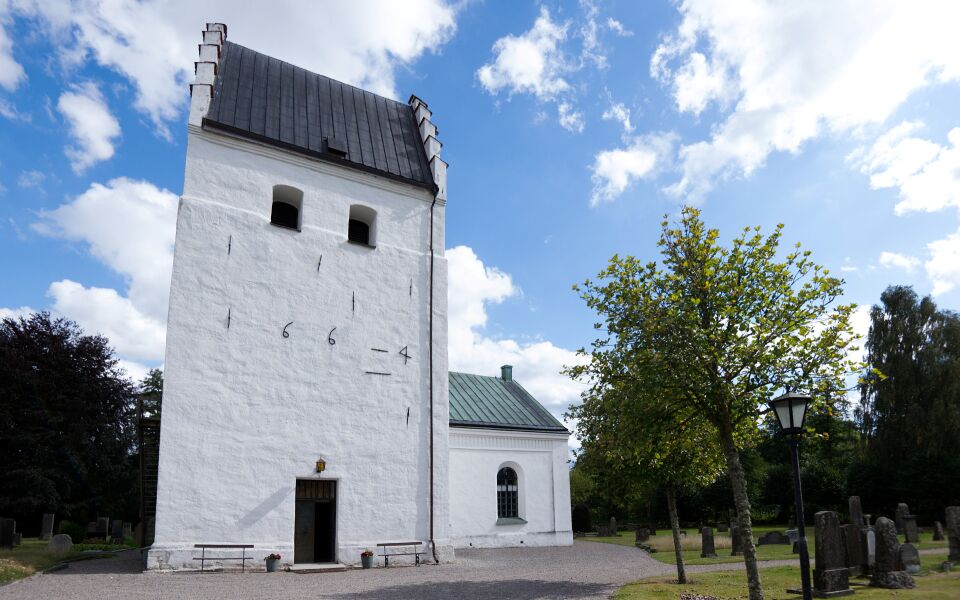 Finja kyrka tillhör Tyringe församling och har anor från 1100-talet.