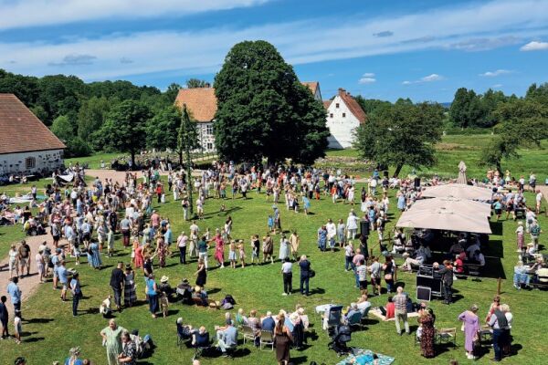 Välkomna till ett traditionellt midsommarfirande  på Hovdala slott!