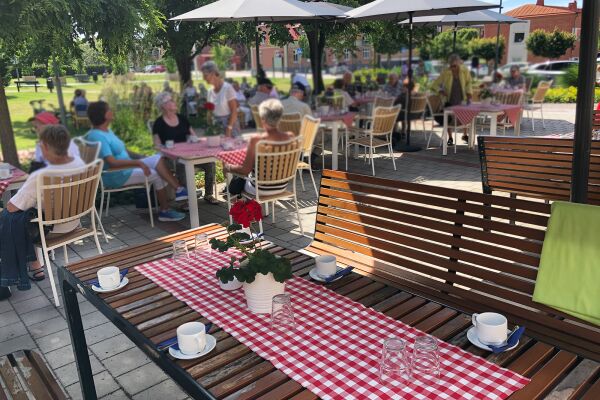 "Somriga toner" med Anders Lennartsson på sommarcaféet vid Hässleholms församlingshus.