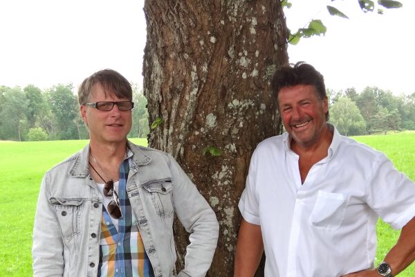 "Sång och musik i Allhelgonatid" Mats Lunnergård och Sam Larsson spelar och sjunger.