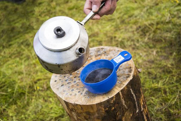 Kaffekokkärl och kåsa med kaffe